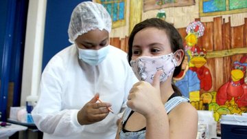 A segunda dose deverá ser aplicada após intervalo de 28 dias Vacinação de crianças contra covid Criança sendo vacinada contra covid-19 - Divulgação/Prefeitura de Itanhaém
