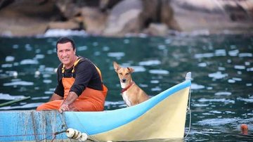 Moradores pedem justiça e desejam forças aos familiares neste momento de indignação e luto Pescador que morreu Pescador em um barco com seu cachorro ao lado - Arquivo Pessoal