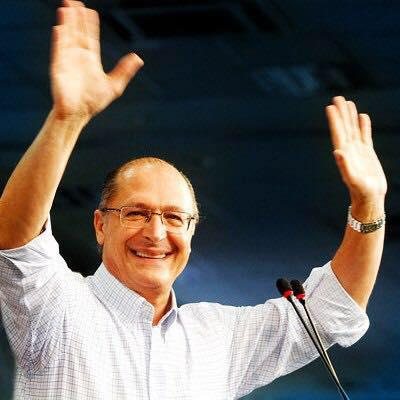 Após mais de 30 anos filiado ao partido, ex-governador anuncia saída Geraldo Alckmin sai do PSDB Foto de Alckin sorrindo com as mães para cima - Reprodução Facebook