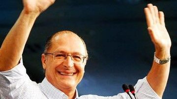 Após mais de 30 anos filiado ao partido, ex-governador anuncia saída Geraldo Alckmin sai do PSDB Foto de Alckin sorrindo com as mães para cima - Reprodução Facebook