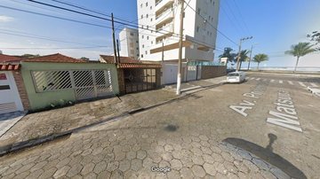 Rua da auto-peças, em Praia Grande. Mulher acusa ex-funcionário com quem se envolveu amorosamente de furtá-la CAPA -Patroa se envolve com funcionário em Praia Grande, termina e o acusa de furtá-la por vingança Avenida com transversal e mar ao fundo em Prai - Imagem: Reprodução / Google Street View