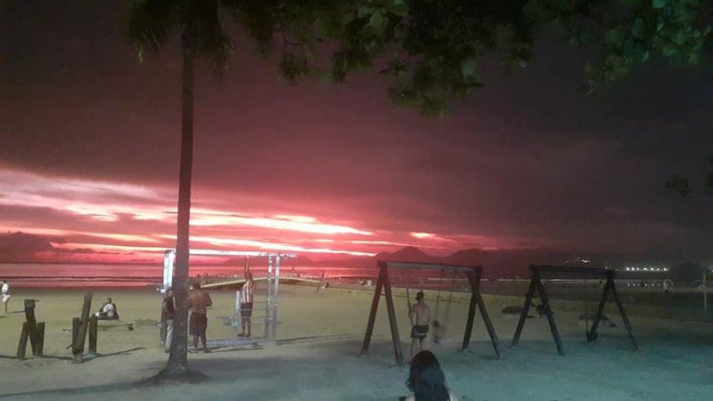 Orla santista Confira as fotos de mais um “pôr-do-sol de fogo” no litoral de SP Pôr-do-sol visto da orla santista - Nelci Terezinha de Jesus/Grupo Facebook Viver em Santos e Região:Comunicados