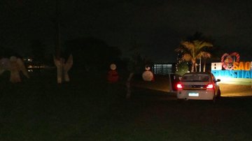 Após destruírem os fios, vândalos levaram iluminação e deixaram a decoração às escuras Decoração de Natal é alvo de vandalismo em São Sebastião (SP) - Foto: PMSS