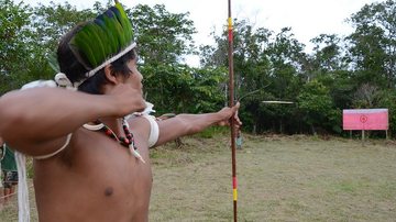 visitantes puderam conhecer a mata e os lares da aldeia por meio de uma trilha, assistir apresentações do canto Guarani e de arco e flecha, participar de palestras informativas e de exposição de arte nativa, além de pinturas e outras atrações Evento da cul - Renata de Brito