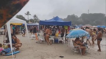 Banhistas na Chuva em Ubatuba Chuva não desanima banhistas durante final de semana em Ubatuba Banhistas em praia na chuva - Imagem: Reprodução / Ubatuba Oficial@Facebook