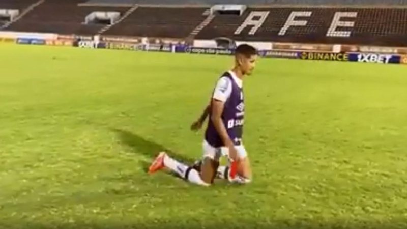Santos venceu o Fluminense por 2 a 1 na Copa São Paulo de Futebol Júnior; Lucas Barbosa marcou os dois gols do Alvinegro Jogador do Santos paga promessa após ser o herói da partida, marcando dois gols Jogador de joelho no gramado - Reprodução Instagram
