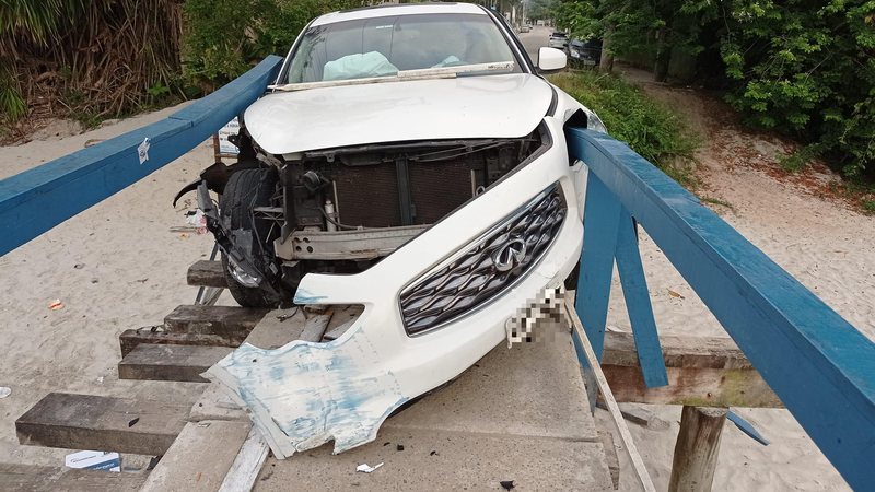 Ponte fica sob o rio Juquehy, e é uma continuação da avenida Mãe Bernarda, que liga as ruas do bairro à rodovia Mário Covas Jovens entram com carro e destroem ponte de madeira destinada aos pedestres, em São Sebastião Carro com a parte da frente destruída  - Reprodução Facebook