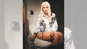 Luísa Sonza: charme até na hora de usar o banheiro Número 2 com classe: Luísa Sonza posta foto sentada na privada Cantora Luísa Sonza sentada no vaso sanitário - Reprodução/Instagram
