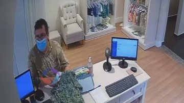 Criminoso distrai as atendentes e furta os objetos que estavam em cima do balcão Homem é flagrado furtando celular dentro de loja em Santos e em Praia Grande Homem em frente ao bacão da loja - Reprodução Facebook