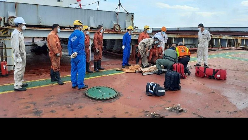 Para realizar o socorro, uma equipe do Águia foi deslocada até o navio Acidente em navio Santos Marinheiro sendo socorrido em navio após a queda - Divulgação/Secretaria de Segurança Publica