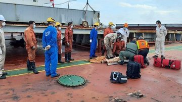 Para realizar o socorro, uma equipe do Águia foi deslocada até o navio Acidente em navio Santos Marinheiro sendo socorrido em navio após a queda - Divulgação/Secretaria de Segurança Publica