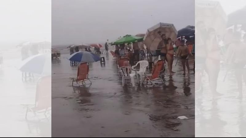 Flagrante aconteceu na tarde desta sexta-feira (31) no bairro Canto do Forte Turistas de Praia Grande permanecem na praia mesmo com forte chuva | VÍDEO Turistas na faixa de areia do bairro Canto do Forte, em Praia Grande, sob forte chuva - Reprodução/Instagram