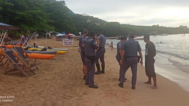 Policiais atuaram nas praias da região sul da cidade Policiais apreendem caixas de som e desmontam churrasco em praia de Ilhabela (SP) policiais na praia - Foto: Prefeitura de Ilhabela