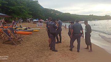 Policiais atuaram nas praias da região sul da cidade Policiais apreendem caixas de som e desmontam churrasco em praia de Ilhabela (SP) policiais na praia - Foto: Prefeitura de Ilhabela