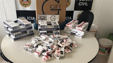 Em operação da polícia civil foi localizado maços paraguaios Homem é preso por suspeita de contrabando Caixas de cigarro em cima da mesa da polícia civil - Divulgação