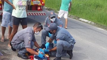 Vítimas passavam de bicicleta por uma rua que dá acesso à rodovia Dr. Manoel Hipólito do Rêgo, quando foram atropeladas Três pessoas, entre elas um bebê, foram atropeladas nesta manhã em Bertioga Socorristas atendendo as vitimas na rua - Reprodução Facebook
