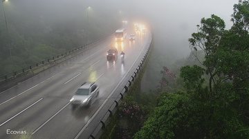 O tempo está chuvoso e com neblina no topo de serra Rodovia dos Imigrantes Trecho de serra da rodovia dos Imigrantes na altura do km 48 - Ecovias