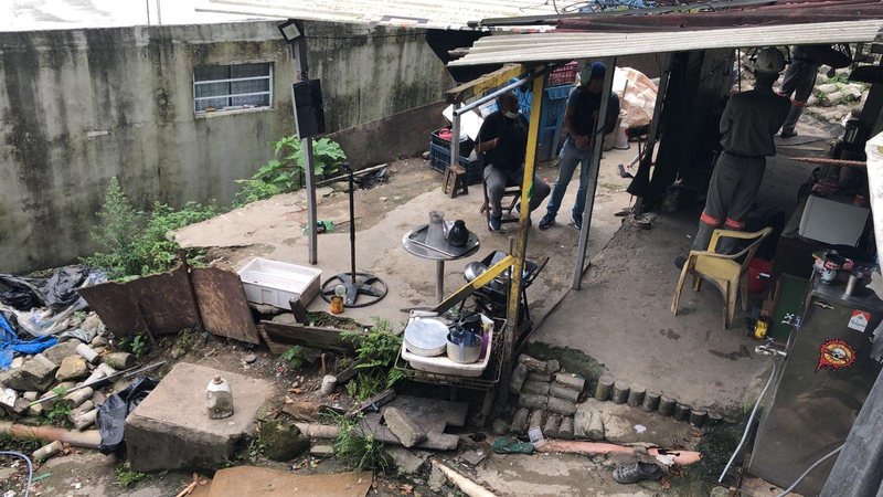 Local funcionava com energia pública que era furtada Dono de ferro velho clandestino é preso por roubar energia elétrica Foto do ferro velho cheio de entulhos - Divulgação