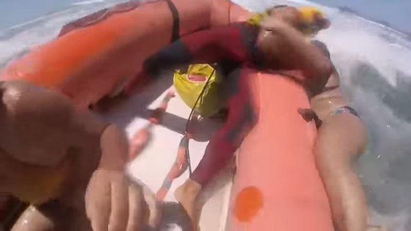 Três mulheres foram salvas pelo Corpo de Bombeiros na última semana Vídeo mostra salvamento de tirar o fôlego em Guarujá Bombeiro em um bote puxando uma mulher que se afogava na água - Reprodução/Youtube