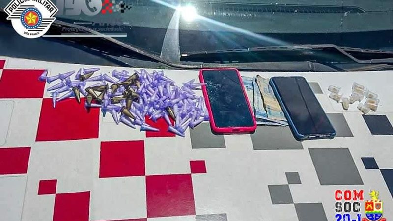 Menor possuia 122 pinos de cocaína, 11 porções crack, R$10 e dois celulares roubados Adolescente cai de moto durante fuga e é apreendido Drogas, dinheiro e celulares em cima do carro da polícia - Divulgação