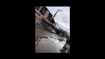 Rua B, em Bertioga, com lama e água acumulada das chuvas foto 2 - “O negócio aqui tá feio”: comerciante lamenta alagamento em Bertioga (SP) Rua com lama e água acumulada - Imagem: Acervo Pessoal / Ladislan Ferreira