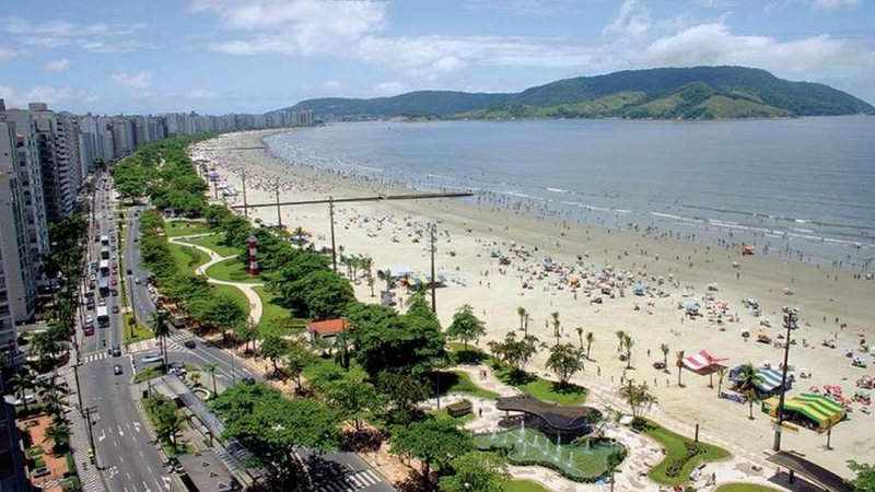 Todas as praias de Santos estão impróprias para banho, segundo a Cetesb Confira a lista de praias impróprias para banho no Litoral Norte e na Baixada Santista Orla de Santos vista do alto - Divulgação/ Prefeitura Municipal de Santos