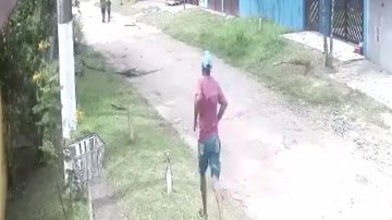 Câmeras de segurança da vizinhança registraram o momento exato em que o assaltante corre em direção aos meninos Uma criança e um jovem são assaltadas em plena luz do dia em Bertioga Homem atrás de dois jovens para assaltá-los - Arquivo Pessoal