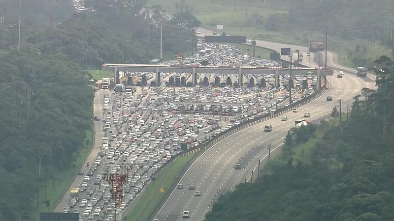 Pedágio na rodovia Imigrantes Rodovia Imigrantes Pedágio cheio de carros - Imagem: Reprodução / TV Globo