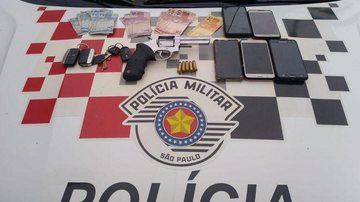 foram apreendidos cinco celulares, duas chaves de veículo, aproximadamente R$130,00 em dinheiro e um revólver calibre 38 com capacidade para seis tiros e com cinco munições intactas Roubo, perseguição e troca de tiros no Centro de Ubatuba Itens apreendidos - Reprodução Facebook