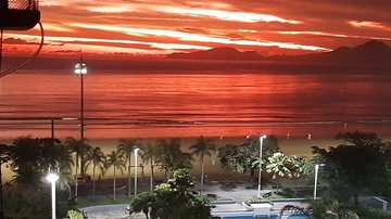 Pôr do sol na Fonte do Sapo, Santos BOLETIM - 03.02.2021 Pôr do sol vermelho - Imagem: (Eliana Aparecida Navarro Guimarães/Grupo Facebook Viver em Santos e Região:Comunicados)