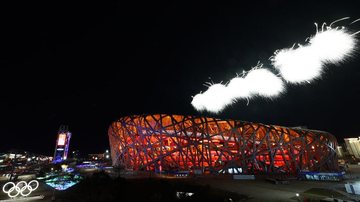 O marcante estádio Ninho de Pássaro volta a sedir uma abertura de Olimpíadas após quase 14 anos Jogos Olímpicos de Inverno Pequim 2022 começaram e imagens são incríveis Estádio Ninho de Pássaro, em Pequim, com queima de fogos no alto - REUTERS/Lindsey Wasson
