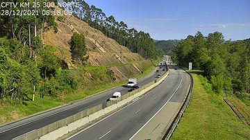 Não há registro de acidentes e o tempo está bom  ao longo da rodovia Rodovia dos Tamoios tem trânsito intenso nesta manhã Trecho de planalto da rodovia dos Tamoios com carros na via - Divulgação