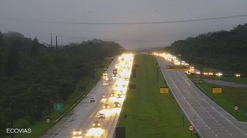 O Sistema Anchieta-Imigrantes está em Operação Subida 2X8 Sistema Anchieta-Imigrantes Sistema Anchieta-Imigrantes com grande movimento de carros - Reprodução/Ecovias