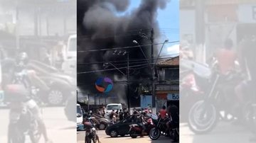 Bombeiros foram chamados por volta das 10h40 e as chamas foram controladas aproximadamente às 11h30 Ferro-velho pega fogo em São Vicente Muita fumaça escura no meio do comércio - Reprodução Facebook