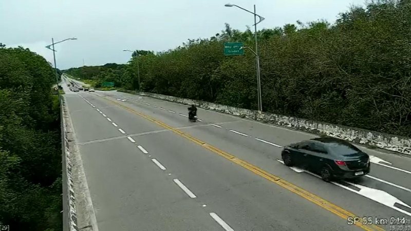 Km 214 da Rio-Santos, trecho Bertioga / São Sebastião CAPA - Trânsito na Rio-Santos flui normalmente Rodovia com carros e motos trafegando - Imagem: Divulgação / DER-SP
