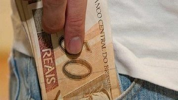Vítima ficou sem a reforma do portão e sem o dinheiro; um boletim de ocorrência foi registrado Homem some com o dinheiro Pessoa colocando o dinheiro no bolso - Divulgação