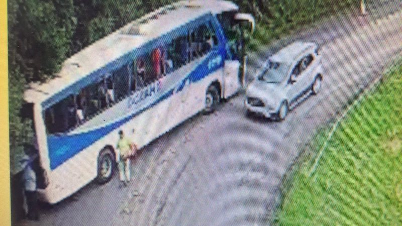 Câmara da rodovia mostram ônibus travado na curva Ônibus quebra em curva e trava trânsito no trecho de serra da Oswaldo Cruz em Ubatuba (SP) onibus quebrado na curva da serra de ubatuba - Foto: DER