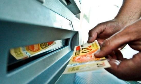 Vítima levou um susto ao ver seu extrato do banco; prejuízo chegou a R$ 2.400,00 Faxineira toma susto ao ver 24 saques indevidos em apenas 23 dias Saque de dinheiro em um caixa eletrônico - Divulgação