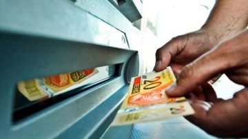 Vítima levou um susto ao ver seu extrato do banco; prejuízo chegou a R$ 2.400,00 Faxineira toma susto ao ver 24 saques indevidos em apenas 23 dias Saque de dinheiro em um caixa eletrônico - Divulgação