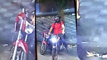 Parentes compartilharam a foto do suspeito em cima da moto com o intuito de encontrarem o veículo e o homem; investigações prosseguem Suspeito de furtar moto Suspeito de furtar moto vestindo uma calça jeans e uma camiseta vermelha - Arquivo Pessoal