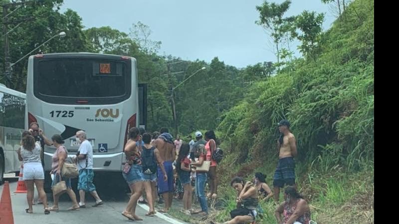Passageiros ao lado de fora do ônibus, que quebrou na costa sul de São Sebastião, SP Ônibus quebra e passageiros aguardam horas no sol em São Sebastião (SP) - Foto: Divulgação