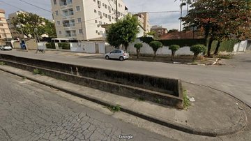 Canal na Av. Abílio dos Santos Branco, em Guarujá, onde cadáver foi encontrado. Causa da morte e identidade do homem seguem em investigação CAPA - Homem visto falando sozinho é encontrado morto horas depois em canal de Guarujá (SP) Canal envolto por duas r - Imagem: Reprodução / Google Street View