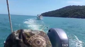 Barco à deriva é resgatado em Ubatuba Barco à deriva é resgatado em Ubatuba | ASSISTA - Divulgação PM Marítima