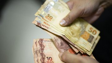 Salário mínimo de 2022 será de R$ 1.212,00 Com reajuste de 10%, salário mínimo de 2022 será de R$ 1.212 pessoa contanto dinheiro - Foto: Agência Brasil