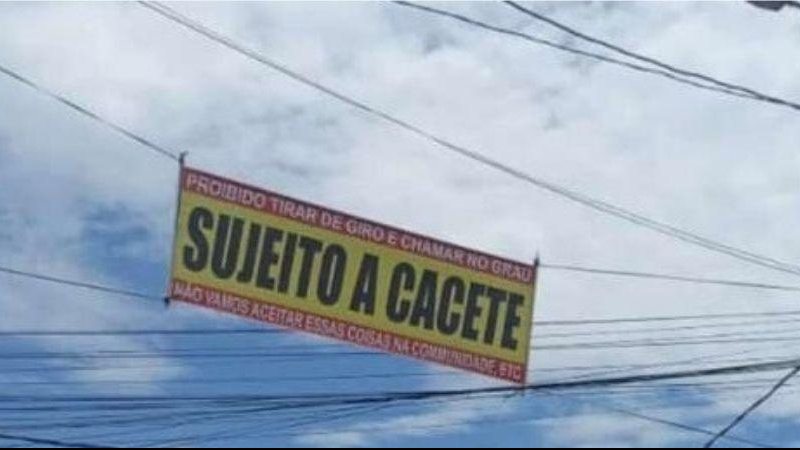 “Não é uma faixa de ordem. Não podemos permitir que o poder paralelo venha tomar uma atitude que não é deles”, diz o comandante da PM em Bertioga Polícia Militar retira faixas com dizeres que ameaçavam motoqueiros Faixa fixada no poste, escrito: “Proibido  - Reprodução Facebook