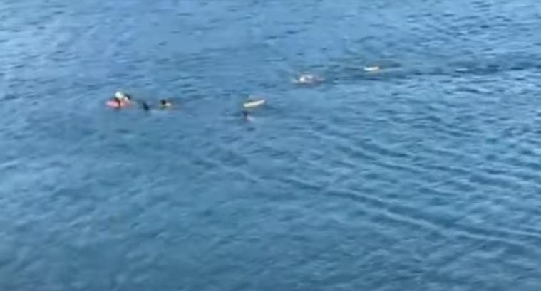 Helicóptero Águia, da Polícia Militar, e guarda-vidas resgataram as vítimas Família é arrastada pela correnteza em Ubatuba Visão aérea do mar com a família sendo resgatada - Reprodução YouTube