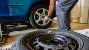 GCMs realizavam busca dentro do veículo quando viram o homem tentando se ocultar dentro do porta-malas Homem é pego dentro de porta-malas de carro furtando o estepe em PG Mecânico realizando a troca de pneu de um veículo - Pixabay