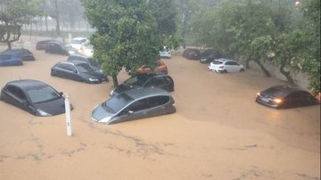 Desastres naturais deixam Ubatuba em estado de atenção Ruas de ubatuba em baixo d'água - Divulgação prefeitura de Ubatuba