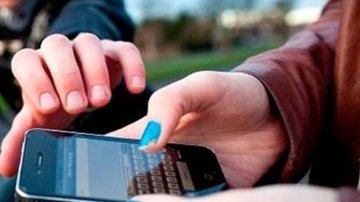Jovem foi liberado após responsável assinar termo de compromisso Celular furtado Homem furtando celular de jovem - Imagem Ilustrativa