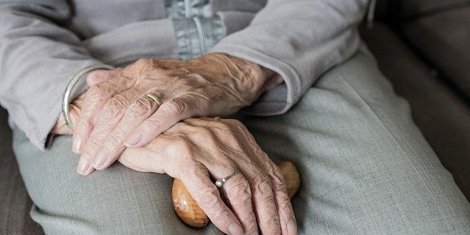 Idosa acreditou que o filho precisava de dinheiro para pagar parcelas do apartamento Idosa cai em golpe Idosa com as mãos cruzadas - sem aparecer o rosto - Imagem Ilustrativa